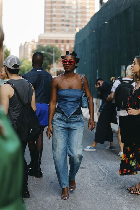 new york fashion week street style looks ss23 Bronx Fashion Street Style, New York Fashion Black Women, Evening Outfits For Women Going Out, All Jeans Outfit, Ss23 Street Style, Denim Top Outfit, All Denim Outfit, Denim On Denim Outfit, Double Denim Outfit