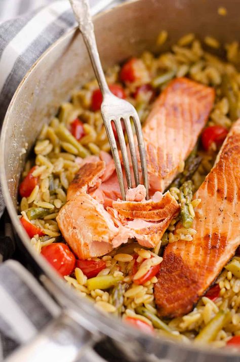 Lemon Salmon Orzo Skillet is an easy one pot recipe, perfect for a healthy 30 minute weeknight dinner! Orzo pasta, asparagus and cherry tomatoes compliment fresh salmon for a delicious low-calorie meal. #Salmon #SkilletRecipe #Healthy Salmon Orzo Recipe, Orzo Asparagus, Asparagus And Cherry Tomatoes, Salmon Orzo, Pasta Asparagus, Orzo Skillet, Asparagus Casserole, Fresh Salmon, Orzo Recipes