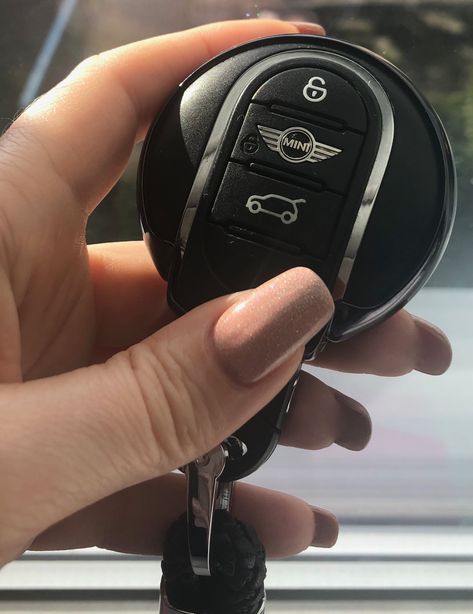 Mini Cooper Inside, Mini Cooper Aesthetic, Mini Cooper Key, Car Keychain Ideas, Mini Cooper Interior, Cooper Car, Dream Cars Bmw, Foto Top, Bentley Mulsanne