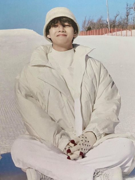 Nơi để Kim Taehyung kể chuyện. Old name: singphoria. #fanfiction # Fanfiction # amreading # books # wattpad Taehyung In Snow, Taehyung Snow, Bts Winter Package, Bts Winter, Snow Flower, Winter Bear, Bts Kim Taehyung, Bts Jimin Funny, Kim Taehyung Wallpaper