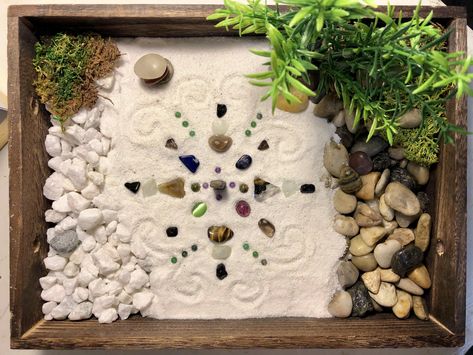 Display small crystals and relax while creating a beautiful zen garden that you can admire🖤 Zen Garden With Crystals, Crystal Zen Garden, Table Top Zen Garden, Tabletop Zen Garden Diy, Zen Garden Room, Crystal Garden Diy, Yoga Decor Zen Space, Zen Crafts, Zen Garden Tabletop