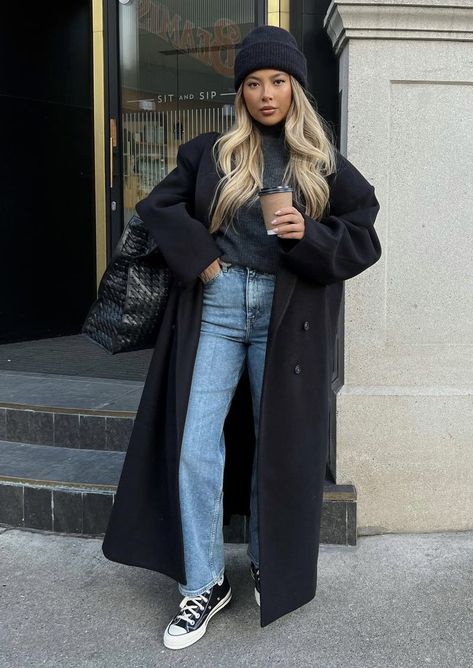 Topcoat Women's Outfit, Comfy Trench Coat Outfit, Winter Paris Outfits Cold Weather, Long Cardigan Outfit Black Women, Black Pea Coat Outfit, New York Street Style Winter, Street Wear Winter Outfits, Denim On Denim Outfit Winter, Long Wool Coat Outfit