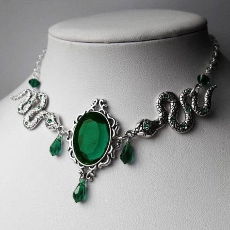 Slytherin Jewelry, Kiss Necklace, Slytherin Fashion, Stile Harry Potter, Harry Potter Jewelry, Slytherin Aesthetic, Harry Potter Outfits, Detailed Necklace, Magical Jewelry