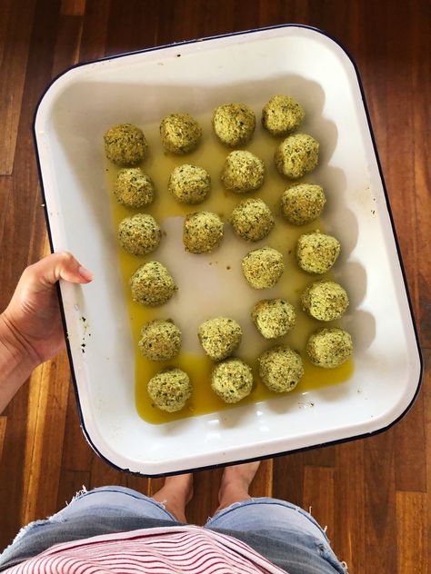 Oven Baked Falafel – Veggies & Me How To Make Falafel, Baked Falafel, Chilli Flakes, Chickpea Recipes, Raw Vegan Recipes, Oven Baked, Raw Vegan, Save Food, Vegan Gluten Free