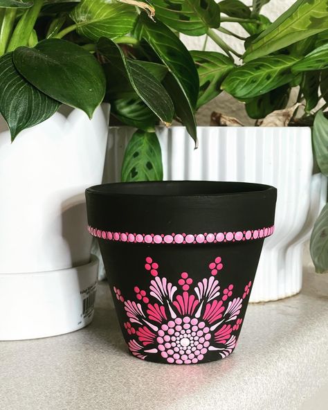 Pot Painting Ideas Traditional, Pot Painting Ideas Creative, Plant Pots Crafts, Terra Cotta Pot Crafts Diy, Pot Art, Diy Pottery Painting, Flower Pot Art, Pot Painting, Terra Cotta Pot Crafts