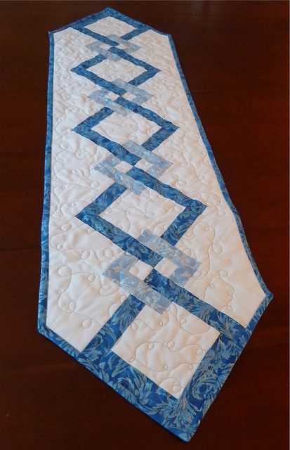 Table Runner Table Runner Patterns Free, Zen Table, Table Runner Patterns, Poinsettia Table Runner, Quilt Pattern Free, Christmas Table Runner Pattern, Quilted Table Runners Christmas, Interlocking Blocks, Patchwork Table Runner