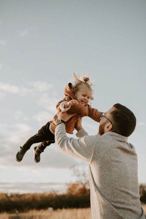 Family Dancing Photography, Family Photography Mountains, Natural Family Photos, Fall Family Photoshoot Ideas, Family Photoshoot Outdoor, Family Of 3 Photoshoot, Toddler Family Photos, Family Photography Ideas, Outdoor Family Photoshoot