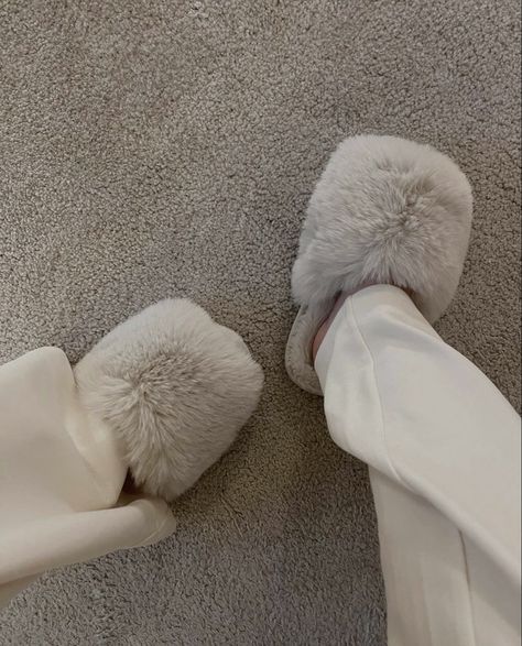 Fluffy Slippers, Cozy Lounge, Effortlessly Chic Outfits, Slide Slippers, Bachelorette Party Themes, Princess Aesthetic, Highlight Icons, Beige Aesthetic, Winter Aesthetic