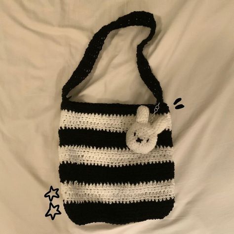 Crochet Black And White, Crochet Black, Crochet Fairy, Beginner Crochet Tutorial, Things To Crochet, Bags Pattern, Crochet Clothing And Accessories, Beginner Crochet Projects, Crochet Fashion Patterns