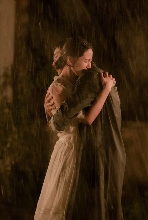 Rain Drama, Something In The Rain, People Hugging, Fotografi Vintage, This Is Love, Love Photos, What’s Going On, Couple Aesthetic, Hopeless Romantic