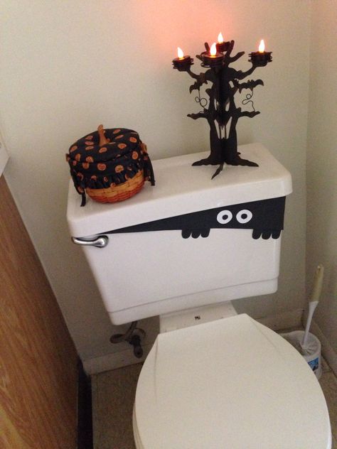 Monster Toilet! Ceiling Halloween Decorations, Halloween Decorations Bathroom, Bathroom Halloween Decor, Simple Halloween Crafts, Halloween Toddler Party, Halloween Candy Crafts, Halloween Bathroom Decor, Minimalist Halloween, Halloween Bathroom