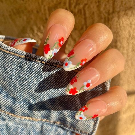 check out these 35+ gorgeous flower nail designs for the season! Floral nails, flower nails, spring nails, natue nails 2016 Nails, Red Ombre Nails, Red And White Nails, Nails Flower, Confetti Nails, Floral Nail Designs, Floral Nail, Work Nails, Flower Nail Designs