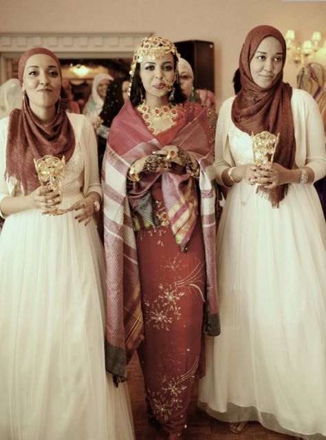 Sudanese bride and bridesmaids. Sudanese Wedding Dresses, Sudanese Traditional Clothing, Sudanese Bride, Sudanese Dress, Sudanese Wedding, Sudanese Culture, Ethiopian Wedding Dress, Japanese Wedding Dress, Somali Wedding