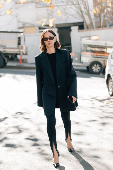 Let the Sydney Fashion Week 2021 Street Style Stars Be Your Return to Office Outfit Inspiration | Vogue Fashion Week 2021 Street Style, Fashion Week Street Style Outfits, Office Outfit Inspiration, Sydney Fashion Week, Sydney Fashion, Blazer Street Style, Cruise Fashion, Look Legging, Oversized Trench Coat