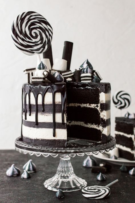 Monochrome Cake - Domestic Gothess Monochrome Cake, Beetlejuice Cake, Classy Halloween Party, Goth Cakes, Beetlejuice Party, Halloween Cakes Easy, Halloween Cake Recipes, Black And White Cake, Halloween Torte