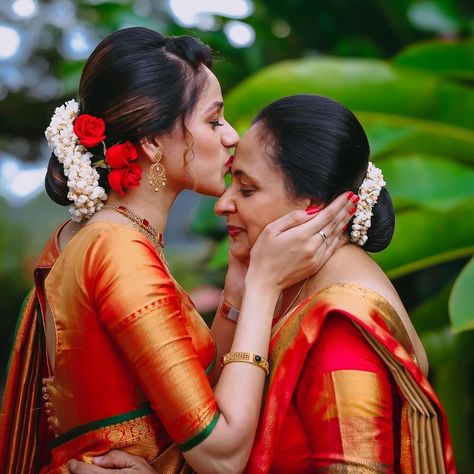 Mom Daughter Photography, Simple Bridal Hairstyle, Mother Daughter Poses, Mother Daughter Wedding, Daughter Photo Ideas, Engagement Dress For Bride, Mother Daughter Photoshoot, Indian Bride Poses, Bridesmaid Photoshoot