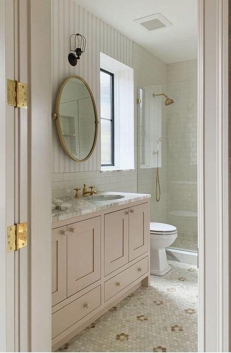 Feminine Bathroom Ideas Master Bath, Modern Blush Bathroom, Girly Modern Bathroom, Bathroom Decor Girly Interior Design, Pastel Bathroom Cabinet, Traditional Pink Bathroom, Eye For Pretty Bathroom, Blush Master Bath, Light Pink Bathroom Ideas Master Bath