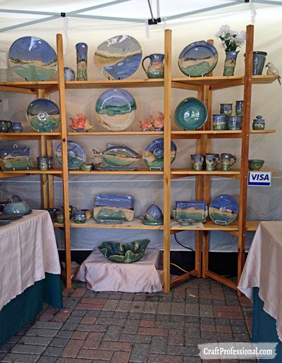 Foldable shelves display handmade pottery. Pottery Display Ideas Shelves, Portable Craft Show Display, Vendor Shelf Display Ideas, Vendor Show Display, Pottery Atelier, Portable Shelving, Pottery Booth Display, Clay Display, Foldable Shelves