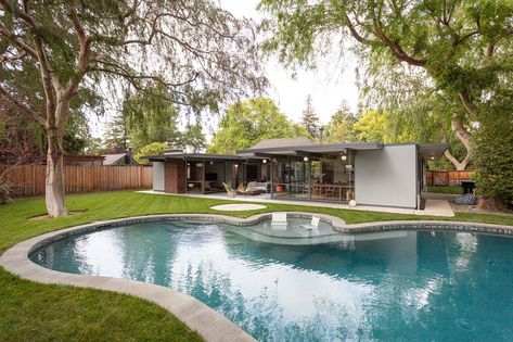 3 Eichler homes for sale in East Bay, pools included - Curbed SF Kidney Pool, Kidney Shaped Pool, Side Yards, Eichler Homes, Double Entry Doors, Backyard Pool Designs, Pool Photos, Pool Design, Summer Entertaining