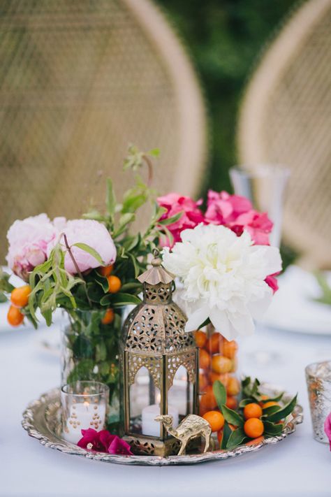 Mediterranean-Moroccan Palm Springs wedding | Photo by Fondly Forever | Read more -  http://www.100layercake.com/blog/?p=81033 Unique Wedding Centerpieces, Vintage Wedding Centerpieces, Spring Wedding Photos, Moroccan Party, Flowers And Candles, Lantern Centerpiece Wedding, Citrus Wedding, Tafel Decor, Ramadan Decoration