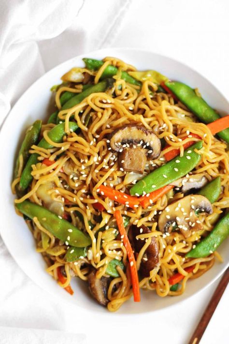 Easy vegetable chow mein recipe! These quick and easy vegan stir fry noodles are just as good as take out. // Rhubarbarians // Veggie chow mein / #chowmein #vegan #chinesenoodles #noodles #rhubarbarians Best Chow Mein Recipe, Veg Chow Mein Recipe, Vegetarian Chow Mein Recipe, Easy Vegan Stir Fry, Vegetable Chow Mein Recipe, Vegan Stir Fry Noodles, Easy Chow Mein Recipe, Veggie Chow Mein, Chow Mein Recipe Vegetable