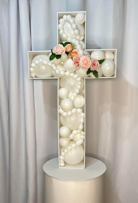 Diy Confirmation Party Ideas, Bautismo Centerpieces, Diy Communion Centerpieces, Krizma Decor, 1st Communion Party Ideas Girl, Diy First Communion Decorations, 1st Communion Decoration Ideas, Communion Ideas Girl, First Communion Balloon Decorations