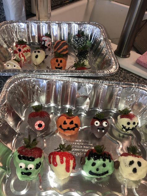 Spooky Picnic Ideas, Spooky Picnic, Halloween Strawberries, Halloween Picnic, Slasher Summer, Romantic Diy Gifts, Halloween Sleepover, Fall Board, Fall Boards