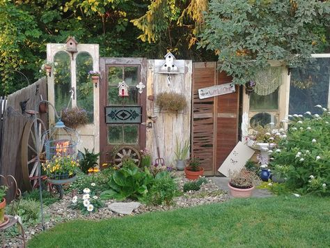 Door Fence Ideas Backyards, Door Fence Ideas, Rustic Garden Fence Ideas Privacy Screens, Upcycled Fence Ideas, Garden Door Ideas, Old Door Fence Ideas, Old Door Fence, Upcycle Doors Garden, Privacy Fence Using Old Doors