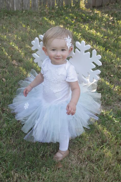 DIY Snowflake Costume Winter Fairy Costume Diy, Diy Snowflake Costume, Snowflake Outfit, Snowflake Costume, Diy Christmas Costumes, Theme Costumes, Christmas Parade Floats, Diy Snowflake, Nativity Costumes