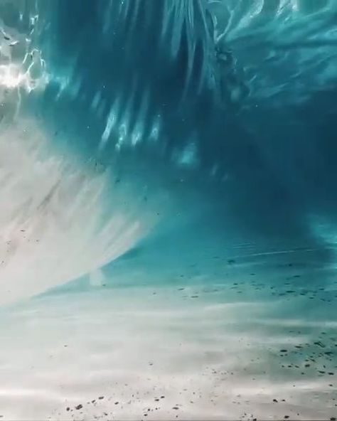 BEACH PHOTOGRAPHY (VIDEO) crystal clear ocean wave, rolling surf, clear clear ocean water...what it's like under the water. Film Sequence, Mar Video, Under Water Photography, On Beach Photography, Waves Video, Underwater Aesthetic, Clear Ocean Water, Under Ocean, Clear Ocean