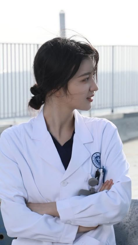 Professional Profile Pictures, Christina Yang, Wang Churan, Doctor Outfit, Medical Student Motivation, Medical Pictures, Medical School Inspiration, Future Doctor, Arabian Beauty Women