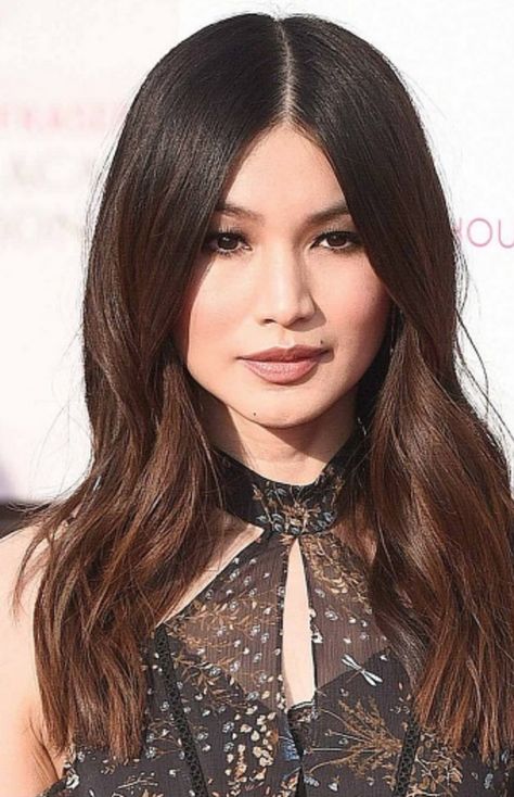 Gemma Chan Hair, Hair 2022, Gemma Chan, Center Part, Middle Parts, Middle Part, Hair Highlights, Hair Inspo, Easy Hairstyles