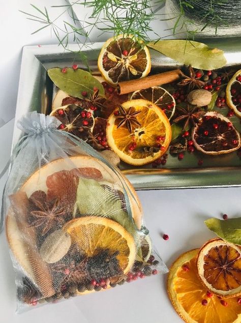 Fall Sachets Diy, Fall Dried Fruit Decor, Dried Fruit Tree Decorations, Dried Citrus Christmas Decorations, Eucalyptus Fall Decor, Dried Oranges Thanksgiving Table, Earthy Table Decor, Dried Fruit Centerpiece, Dried Citrus Decorations Wedding