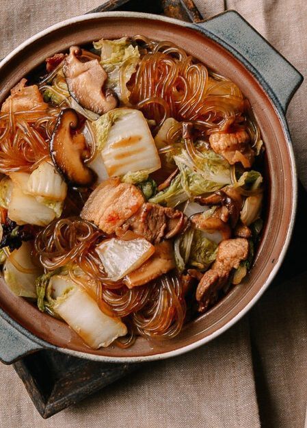 Korean Sweet Potato Noodles, Koreansk Mad, Cellophane Noodles, Sweet Potato Noodles, Glass Noodles, Salad Pasta, Napa Cabbage, Woks, Chinese Dishes