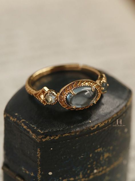 Sky Blue Topaz Ring, Vintage Sapphire Ring, Vintage Sapphire, Sky Blue Topaz, Vintage Elegance, Ring Art Deco, Jewelry Lookbook, Pretty Rings, Fantasy Jewelry