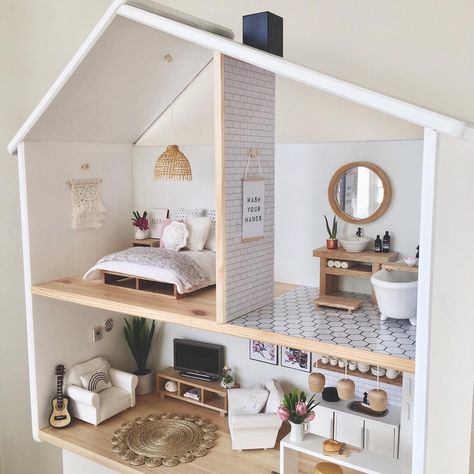 Die lamp!!!!!#dollhousereno #dollhouserenovation #modernminiatures #moderndollhouse #dollhouse Ikea Dollhouse, Diy Barbie Furniture, Mini Hat, Doll House Plans, Mini Doll House, Dollhouse Projects, Barbie Doll House, Miniature Rooms, Modern Dollhouse