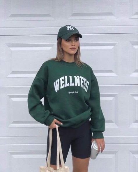 Green Sweatshirt Outfit, Green Hoodie Outfit, Preppy Sports, Sport Aesthetic, Oversize Outfit, College Sweater, Top Summer Outfits, Winter Layers, Sports Aesthetic