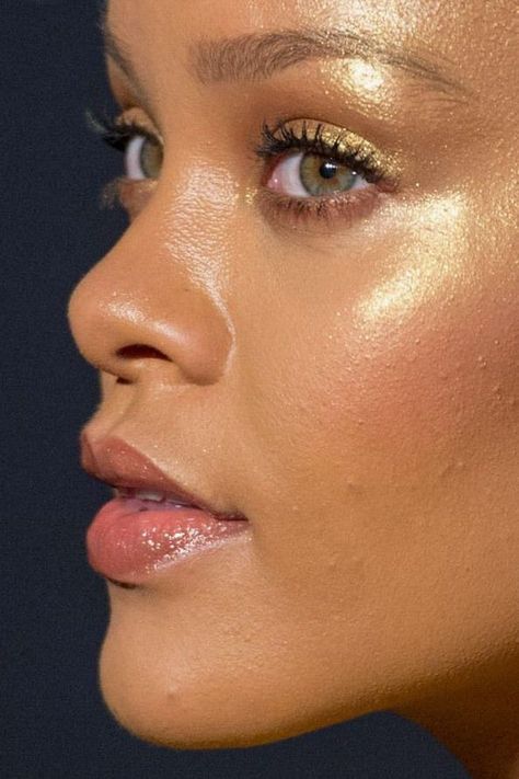 Natural Lipstick Colors, Rihanna Makeup, Looks Rihanna, Red Carpet Makeup, Light Pink Lip Gloss, Rihanna Looks, Rihanna Photos, Rihanna Riri, Celebrity Skin