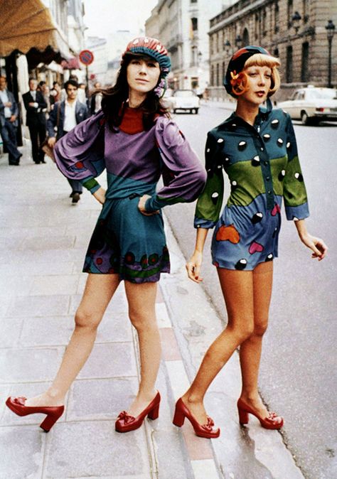 Louis Féraud fashion on the streets of Paris, 1972 vintage fashion 70s shorts color photo print ad designer red platform shoes blue green purple poly graphic print models magazine Vintage Fashion 70s, Red Platform Shoes, 70s Shorts, Louis Feraud, Fashion 70s, Streets Of Paris, Seventies Fashion, 1970s Fashion, Brigitte Bardot