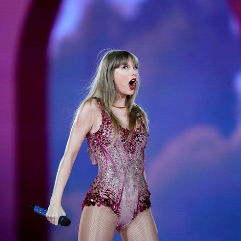 Jank Boteko, Taylor Swift Performing, Taylor Swift Fotos, Blonde Cat, Man Blazer, Estilo Taylor Swift, Swift Photo, Taylor Swift Funny, Pink Bodysuit