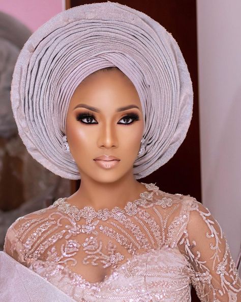 Serving up the soft glam✨This look is everything  and more!❤️ 
Asooke @b_ajideclothing 
Gele @abydouz_gele 
Jewelry @tavinbeads
Makeup @makeupbyoyinade Bridal Gele 2023, Gele Styles Nigerian Bride, Soft Glam Bridal, Gele Styles, Nigerian Traditional Wedding, Nigerian Bride, Yoruba Wedding, Soft Glam Makeup, African Fashion Ankara