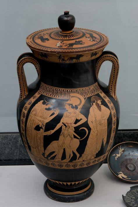 This red-figured amphora is attributed to the “Kleophrades Painter”: an… Boston Museum Of Fine Arts, Ancient Greek Pottery, Vatican Museum, Boston Museums, Greek Pottery, Greek Vases, Black Figure, Athena Goddess, Vatican Museums