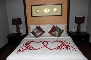 decorating hotel room for wedding night - Home Design https://noahxnw.tumblr.com/post/160992538756/delicious-fruit-cakes Bedroom Decor Master For Couples, बेडरूम डिजाइन, Honeymoon Rooms, Hotel Room Decoration, Romantic Hotel Rooms, Wedding Night Room Decorations, Romantic Room Decoration, Romantic Bed, Romantic Room