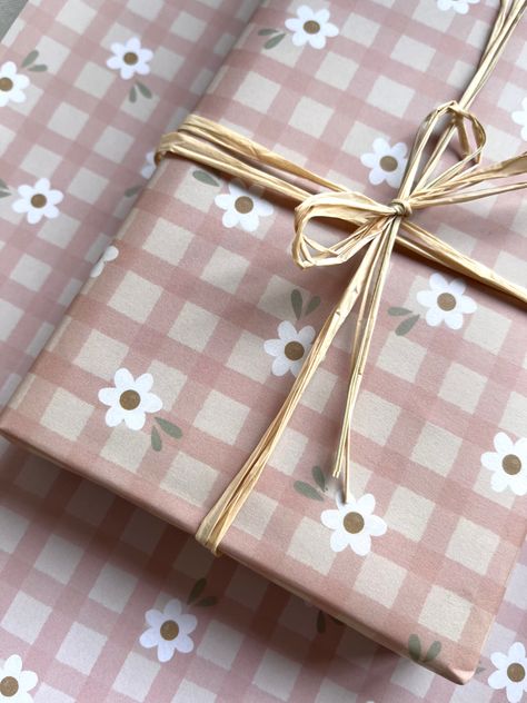 Aesthetic Wrapping Paper, Rapping Paper, Valentines Gift Wrap, Pink Gift Wrap, Gingham Background, Wrapping Inspiration, Birthday Gift Wrap, Eco Friendly Gift Wrapping, Gift Wrapping Inspiration