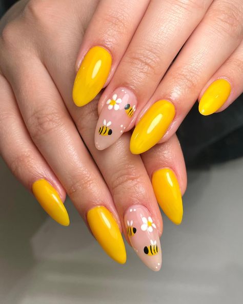 Pretty Yellow Nails, Bumble Bee Nails, Bee Nails, Yellow Nail Art, Yellow Nails Design, Yellow Nail, Pretty Yellow, Basic Nails, Yellow Nails