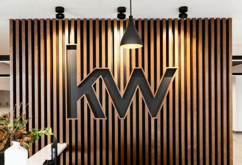 Accent Wall Commercial Design, Office Feature Wall Design, Wall Signage Design, Interior Signage Design, Office Signage Design, Office Interior Design Luxury, Decorating Office, Bar Deco, Dresses Office