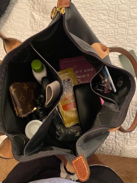 Whats In My Carry On Bag, Le Pilage Tote Aesthetic, Longchamp School Bag Aesthetic, Le Pliage Longchamp Outfit, Le Pliage Outfit, Longchamp Le Pliage Large Organizer, Longchamp Le Pliage Replay, Le Pilage Longchamp, Longchamp Le Pliage Outfit