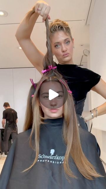 Ashlee Norman on Instagram: "More BTS from the Lived-In Blonde initiative in Germany for @schwarzkopfpro   Check @gretakoenig page to see how beautiful it’s looking a month later 💗  Formulas 🎨  Blonde.Me Precision Lightener & Vibrance 9.5-5  Looks easy, right?! But it’s actually really not 😅 Personally it took me thousands 🤑in continuing education education with guided hands-on to learn this. And I’m willing to teach you everything I know in-person at these times & dates:   TOUR Dates/ Locations 🚀  April 14/15/16 - Houston, Texas @kaleidohair   May 11th - United Kingdom 🇬🇧 @jethairdressing   June 23/24 - Monterrey, Mexico 🇲🇽 @adorabeauty.mx   July 14/15 - Waikoloa, Hawaii @kor_salon   Comment below 👇 for ticket links 🙏💗  Or for online education link 🔗   Tools ⚒️ @ashleenormanh Caramel Base With Blonde Highlights, Ashlee Norman Hair, Schwarzkopf Blonde Toner Formulas, Lived In Blonde Placement, How To Blonde Hair At Home, How To Tone Blonde Hair At Home, Instagram Link Page, Teasylights Blonde, Hair Colour Video