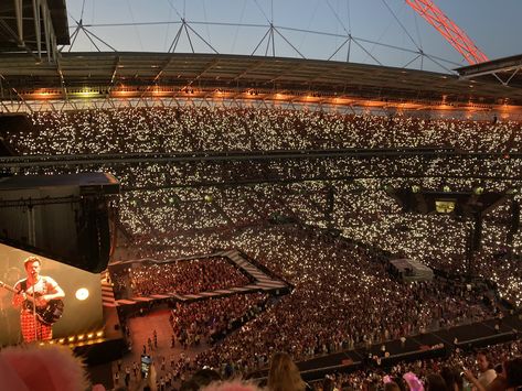 Harry Styles Wembley, Harry Styles London, America Outfit, Harry Styles Tour, London Night, Best Night Of My Life, London Tours, Wembley Stadium, Harry Styles Wallpaper