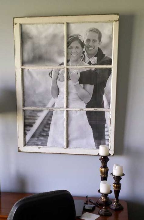 Window Frame Decor Ideas: See 23 creative ways that window frames can be repurposed into beautiful and functional pieces, including family message centers, chalkboard calendars, photo frames, inexpensive wall decor, faux windows, and much more! Window Pane Pictures, Window Pane Picture Frame, Diy Window Frame, Cadre Photo Diy, Old Window Crafts, Old Window Decor, Window Frame Picture, Window Frame Decor, Old Window Projects